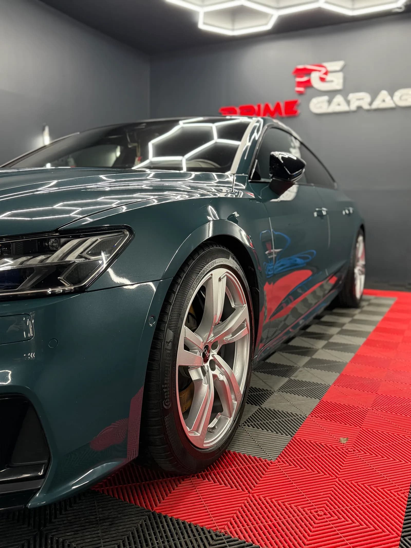 Glänzender Audi nach der Lackaufbereitung bei Prime Garage Berlin