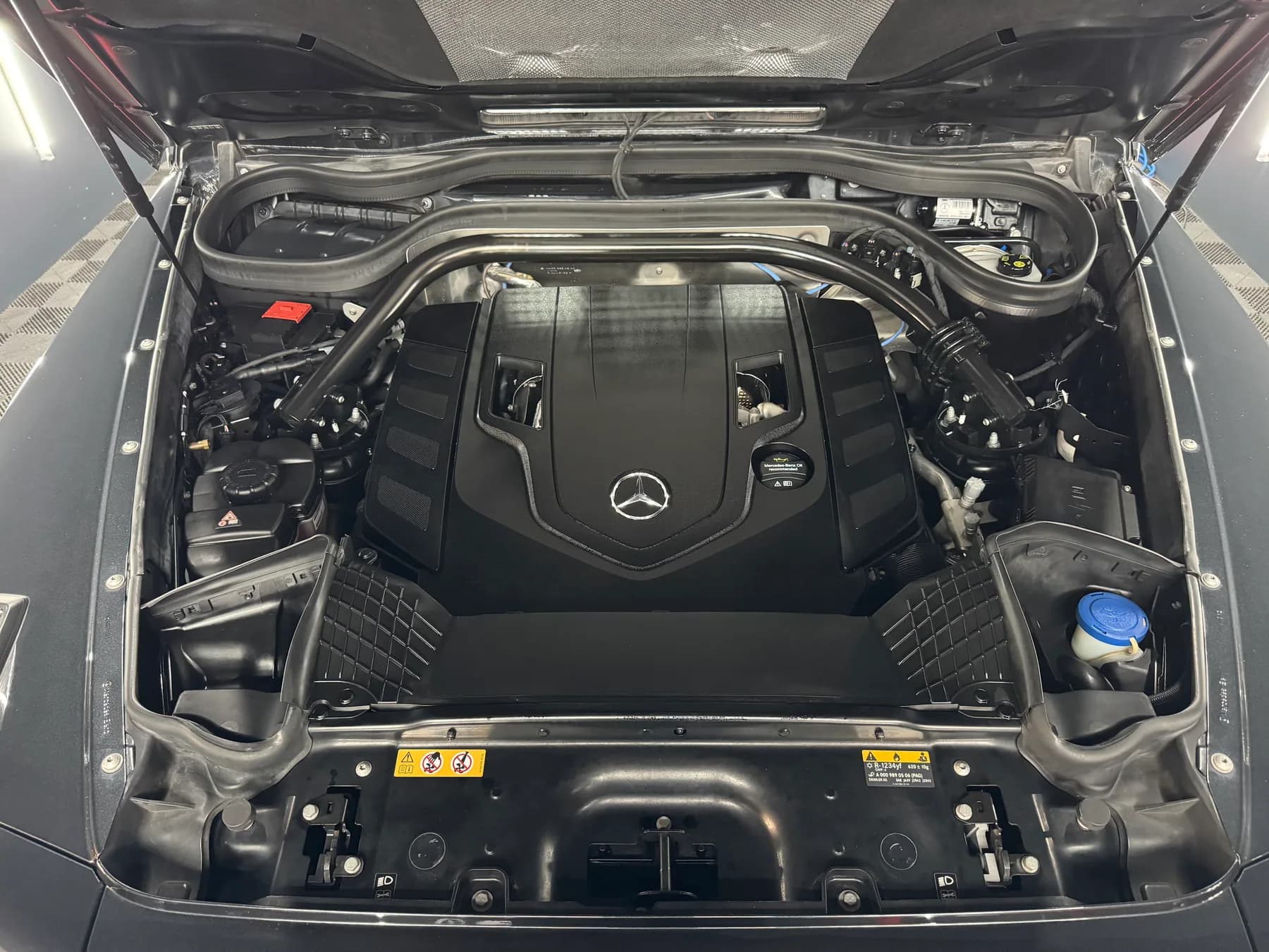 Gereinigter Mercedes Motorraum bei Prime Garage Berlin