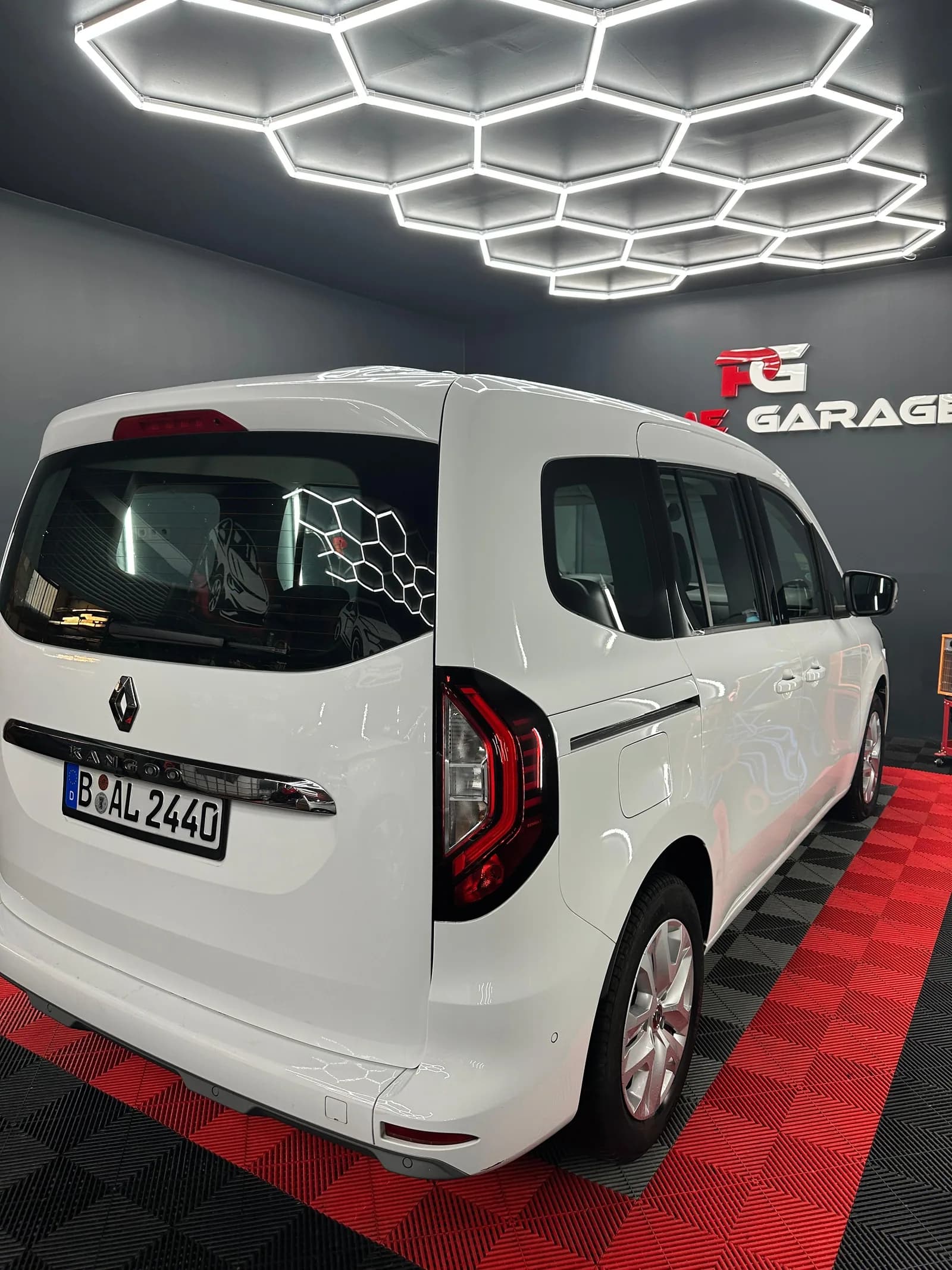 Sauberer Renault Kangoo nach der Außenreinigung bei Prime Garage Berlin