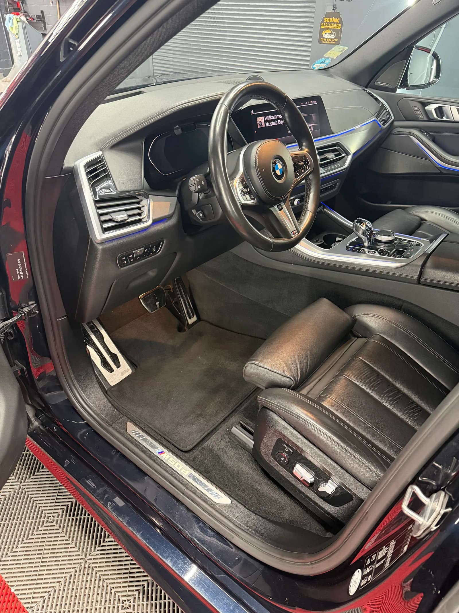BMW Innenraum nach der Premium-Innenraumreinigung bei Prime Garage Berlin