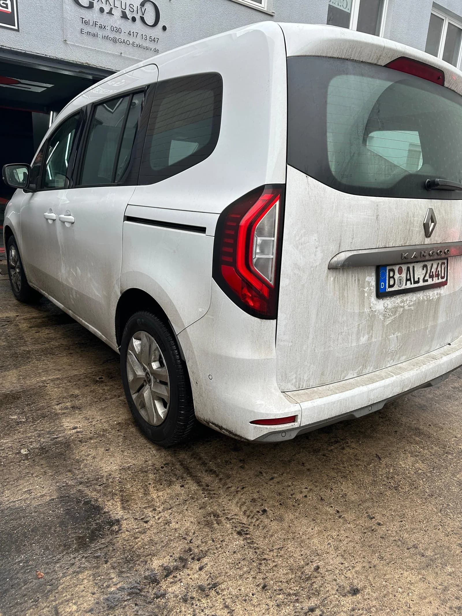 Verschmutzter Renault Kangoo vor der Außenreinigung bei Prime Garage Berlin